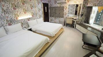 精品四人房 | 遮光窗帘、免费 WiFi、床单