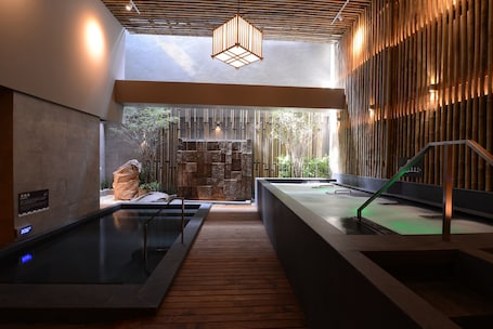 Indoor spa tub