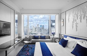 Minibar con artículos gratuitos y caja de seguridad en la habitación 