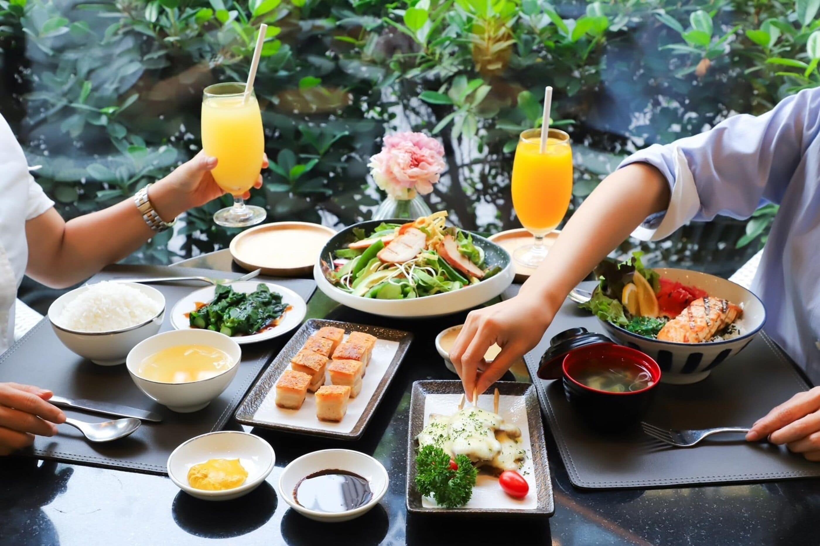 breakfast, lunch, dinner served; international cuisine