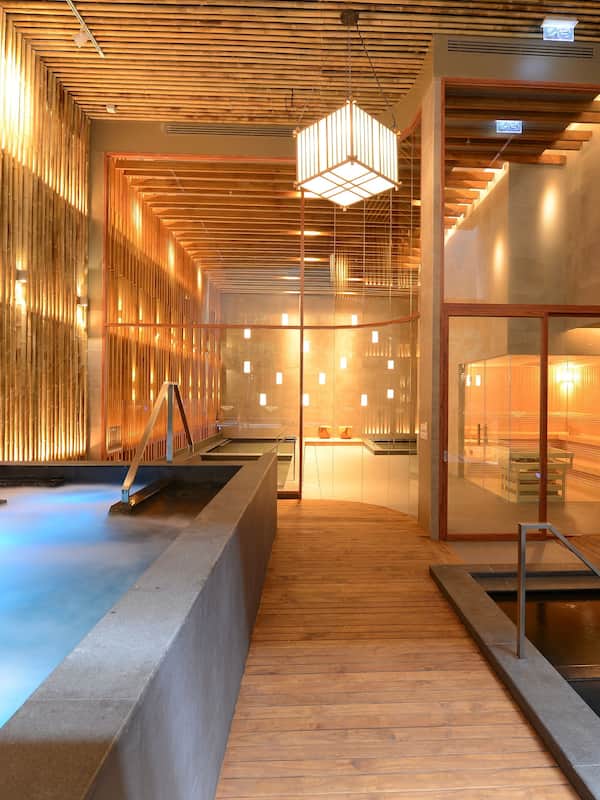 Indoor spa tub