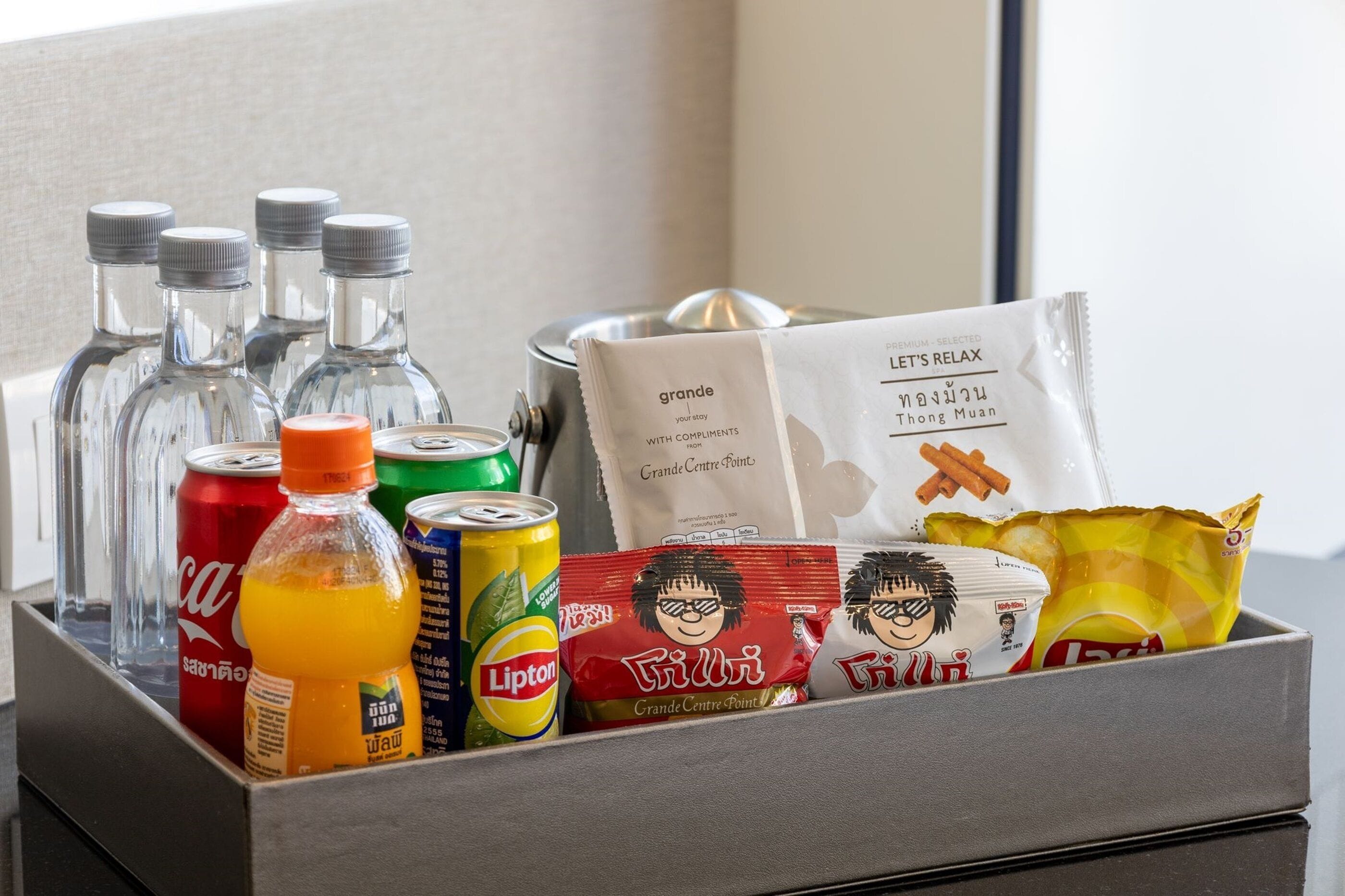 Un mini bar con bebidas, aperitivos y un libro.