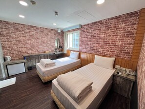 Deluxe Twin Room, 2 Single Beds | Desk, free WiFi - Bin City Hotel (Hsinchu)