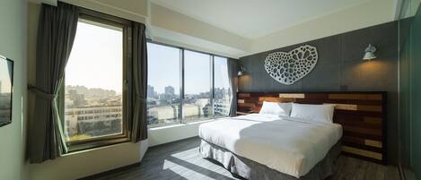 Habitació doble estàndard, vistes a la ciutat | Caixa forta a l'habitació i escriptori