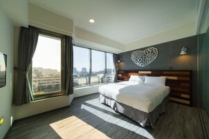 标准双人房, 城市景观 | 客房内保险箱、办公桌、笔记本电脑工作区、免费 WiFi