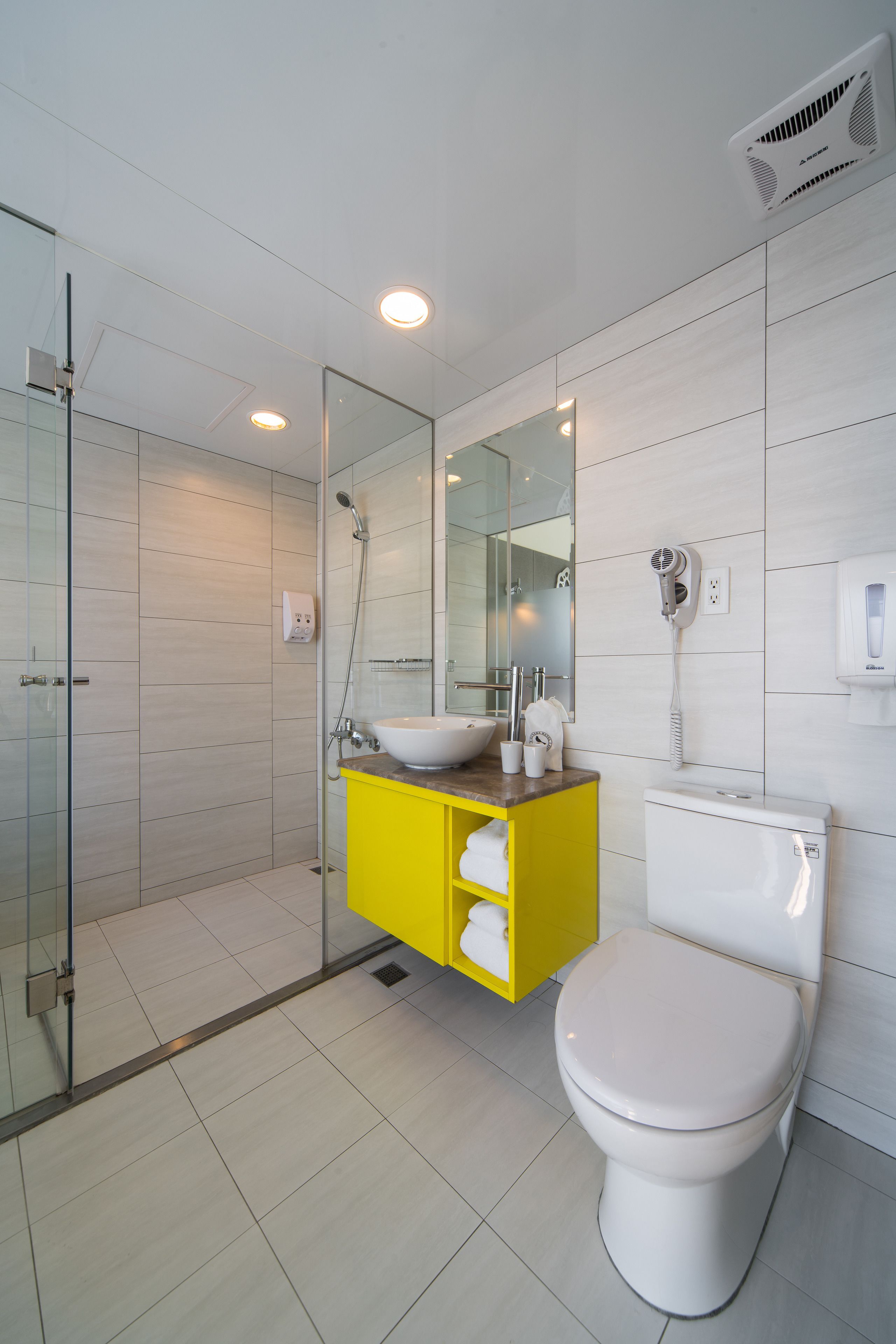 Standaard tweepersoonskamer, uitzicht op de stad | Badkamer | Een douche, gratis toiletartikelen, een haardroger, pantoffels