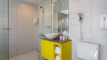 Standaard tweepersoonskamer, uitzicht op de stad | Badkamer | Een douche, gratis toiletartikelen, een haardroger, pantoffels