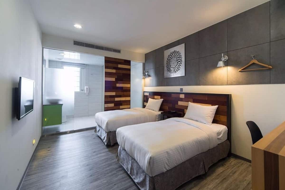 Caja de seguridad en la habitación y escritorio