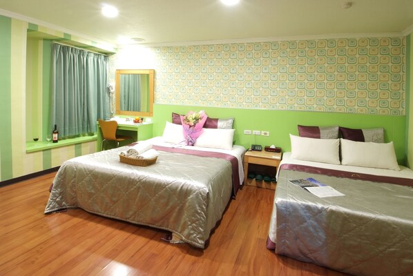 Quadruple Room | Down duvets, desk, free WiFi