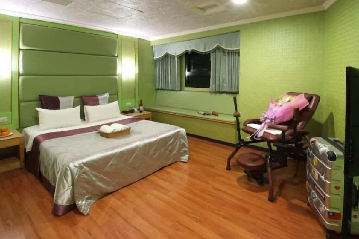 Down duvets, desk, free WiFi