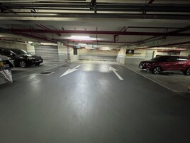 自助停車 (每晚 TWD300)