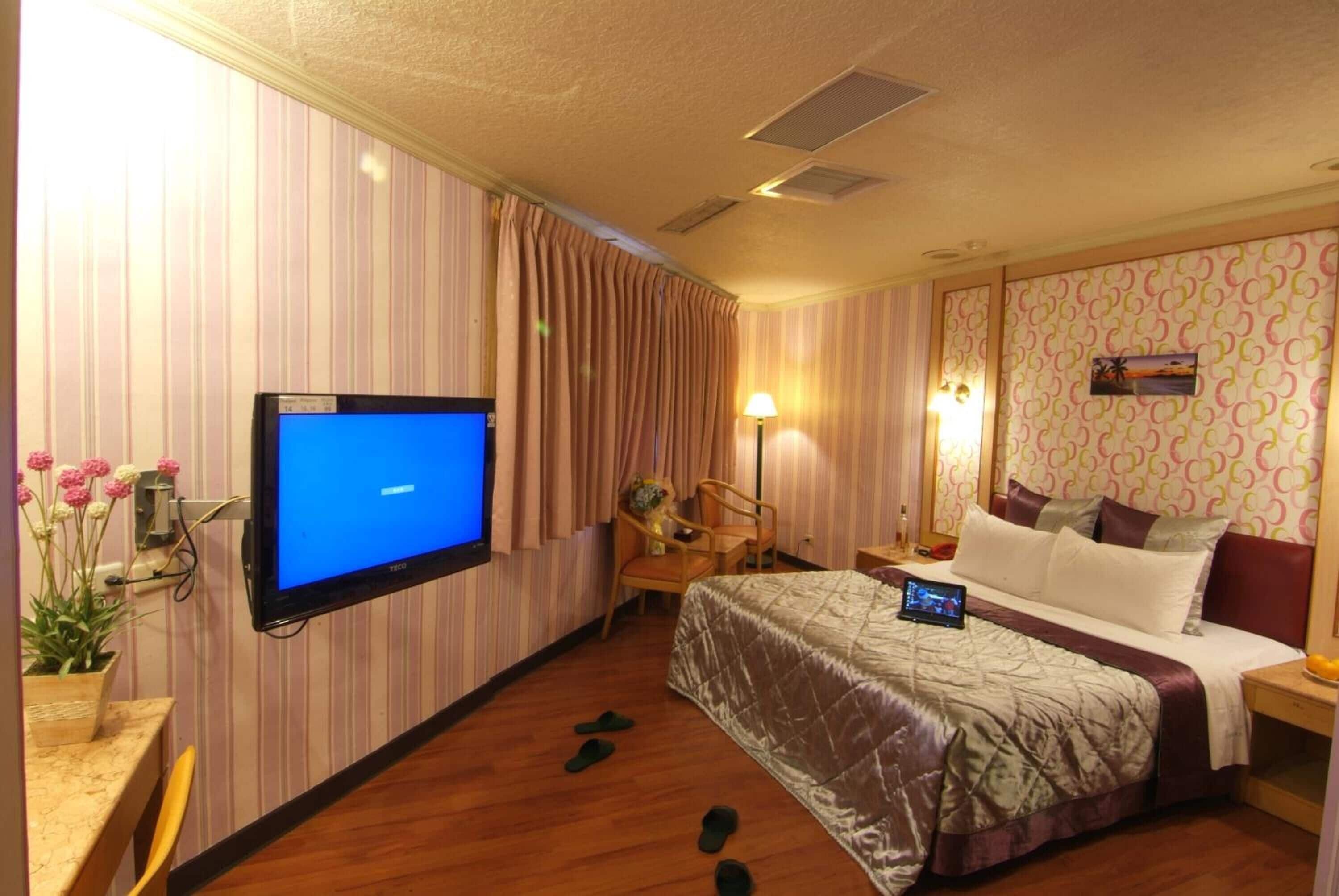 Down comforters, desk, free WiFi