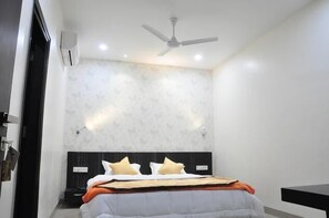 Kamer (Regular Room) | Luxe beddengoed, een kluis op de kamer, een bureau