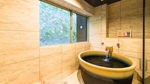 Bañera con ducha, bañera con aguas termales