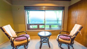 ห้องพรีเมียมทวิน, สูบบุหรี่ได้, วิวภูเขา (Open air bath) | เครื่องนอนระดับพรีเมียม, โต๊ะทำงาน, Wi-Fi ฟรี, ผ้าปูที่นอน