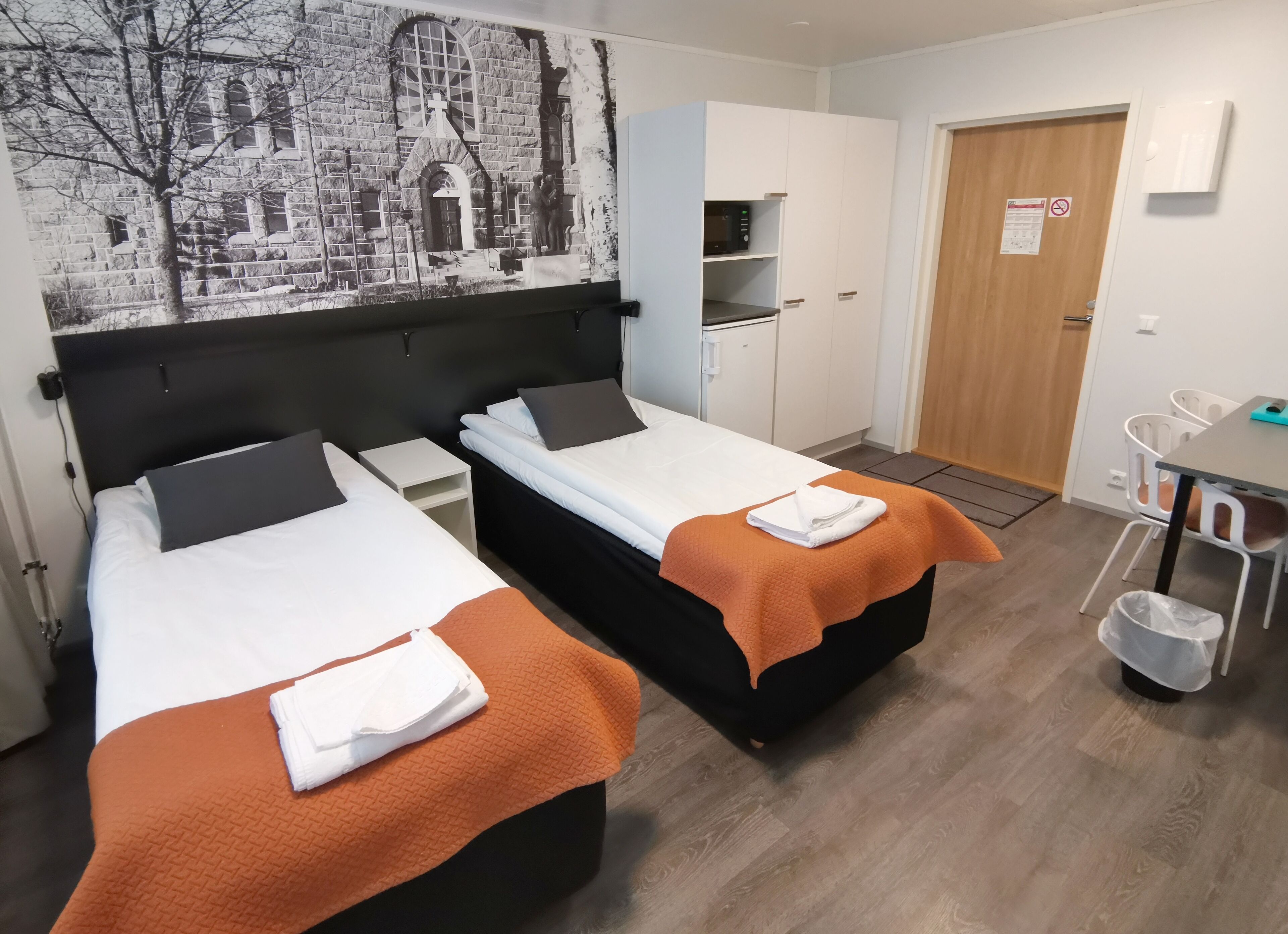 room | desk, free wifi