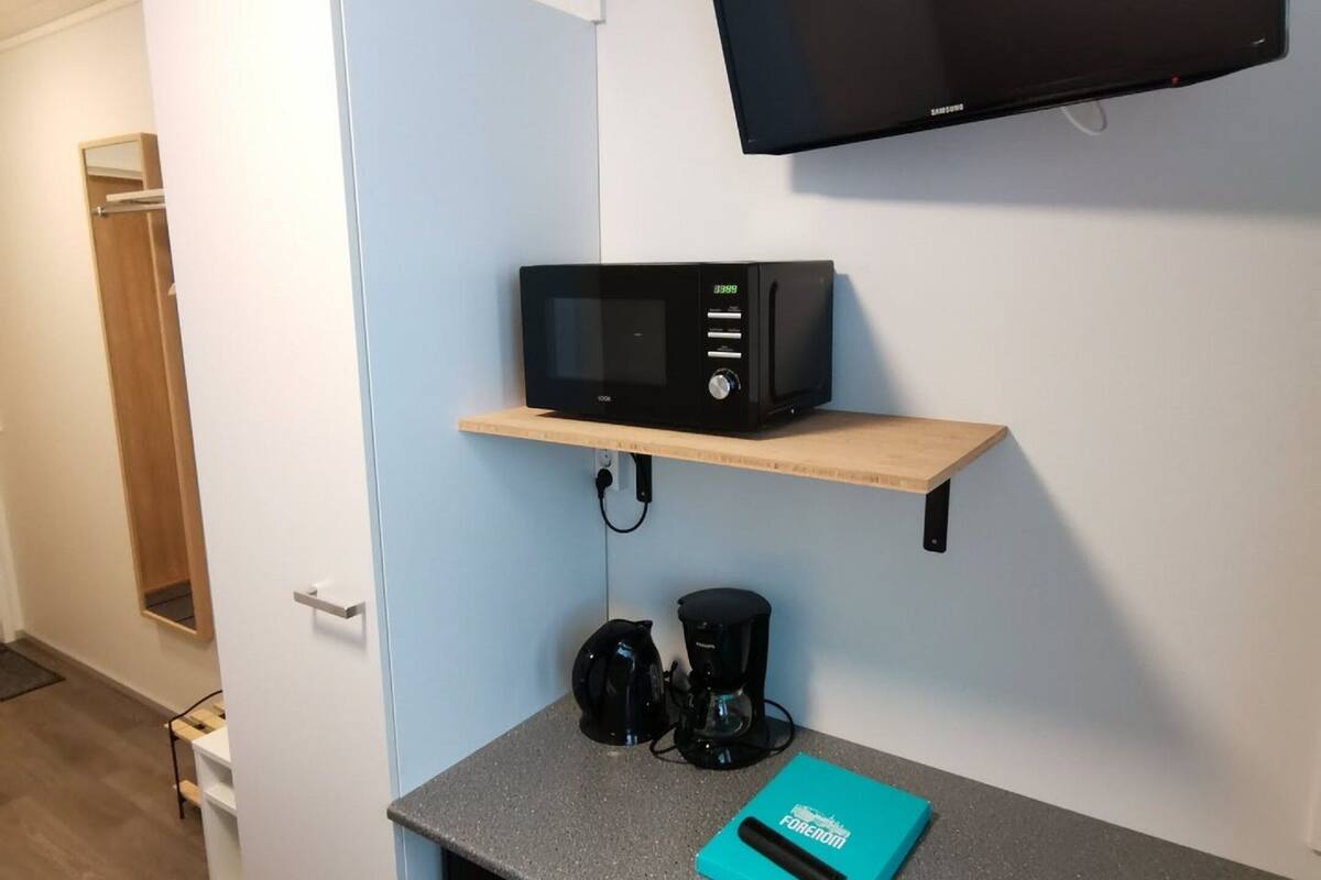 compact single room | desk, free wifi