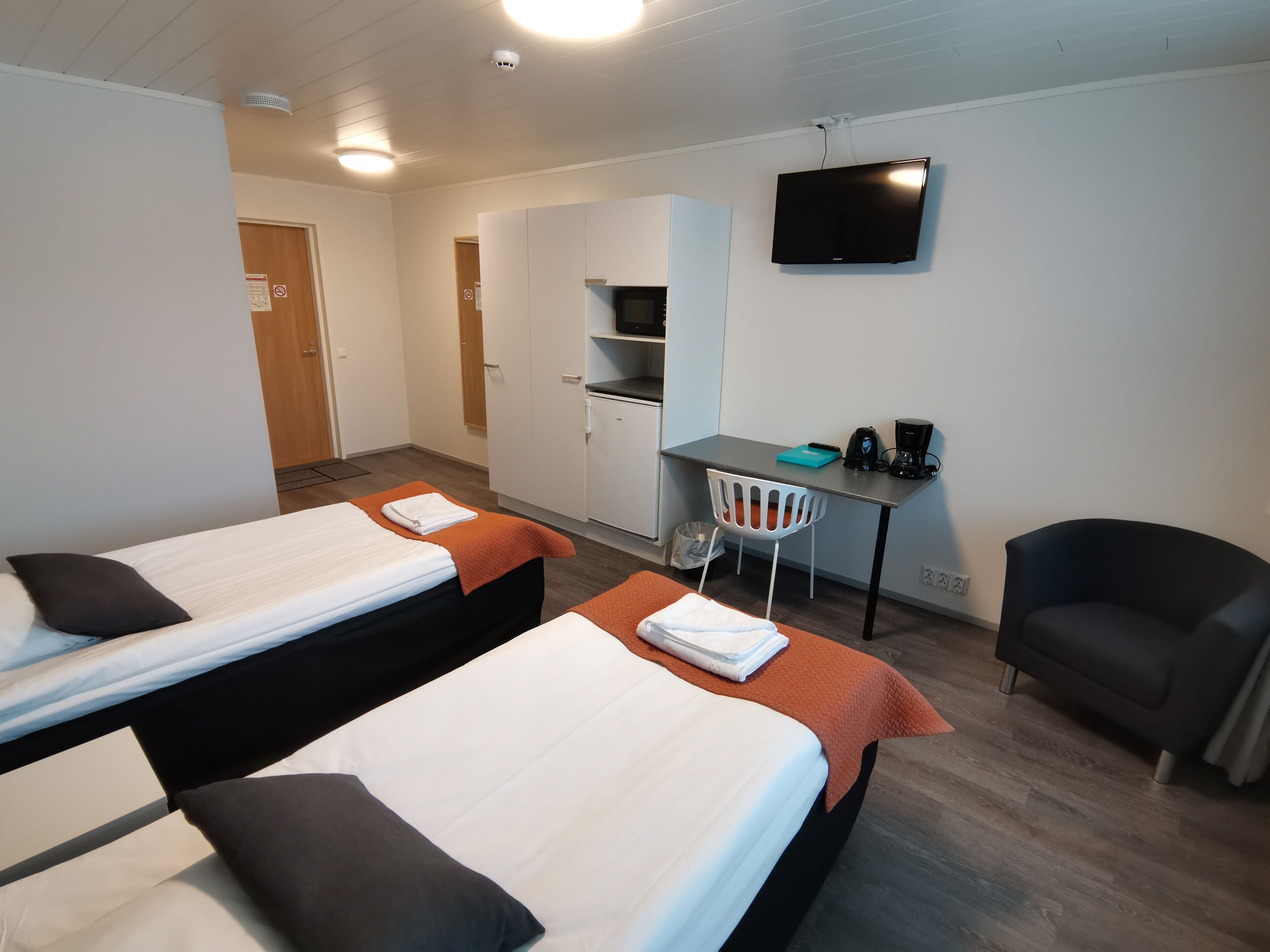 room | desk, free wifi