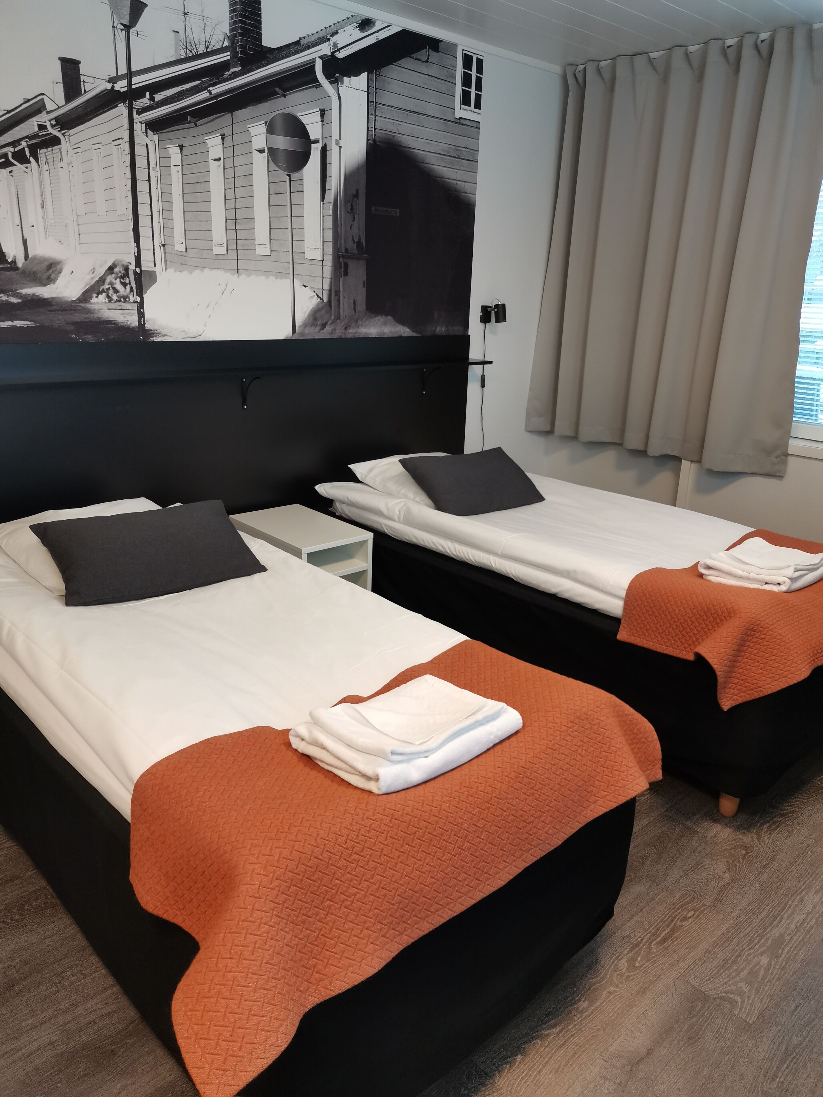 room | desk, free wifi