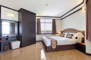 1 Bedroom Suite | Värdeförvaringsskåp på rummet, mörkläggningsgardiner och extrasängar