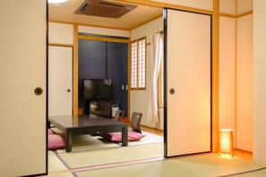 Standard Japanese Room with Shared Bathroom | In-room safe, free WiFi, bed sheets - Hanasen (Yufu)