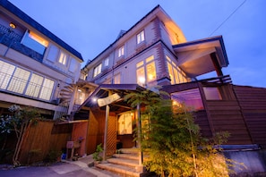 Façade de l’hébergement - soirée/nuit
