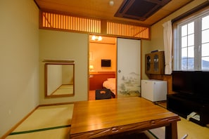 Quarto tradicional (Japanese Western Style Room) | Cofres nos quartos, Wi-Fi de cortesia, roupa de cama