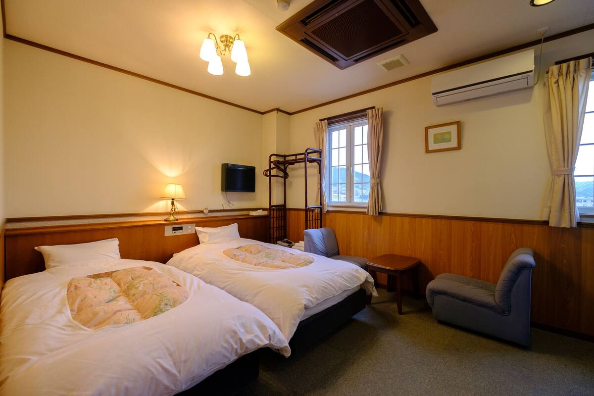 Twin Room with Shared Bathroom | In-room safe, WiFi (free), bed sheets