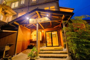 Fachada de la propiedad por la tarde o noche