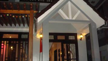 Vista frontal de la propiedad