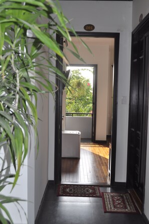 Habitación Deluxe doble, balcón | Minibar, escritorio, sistema de insonorización y wifi gratis