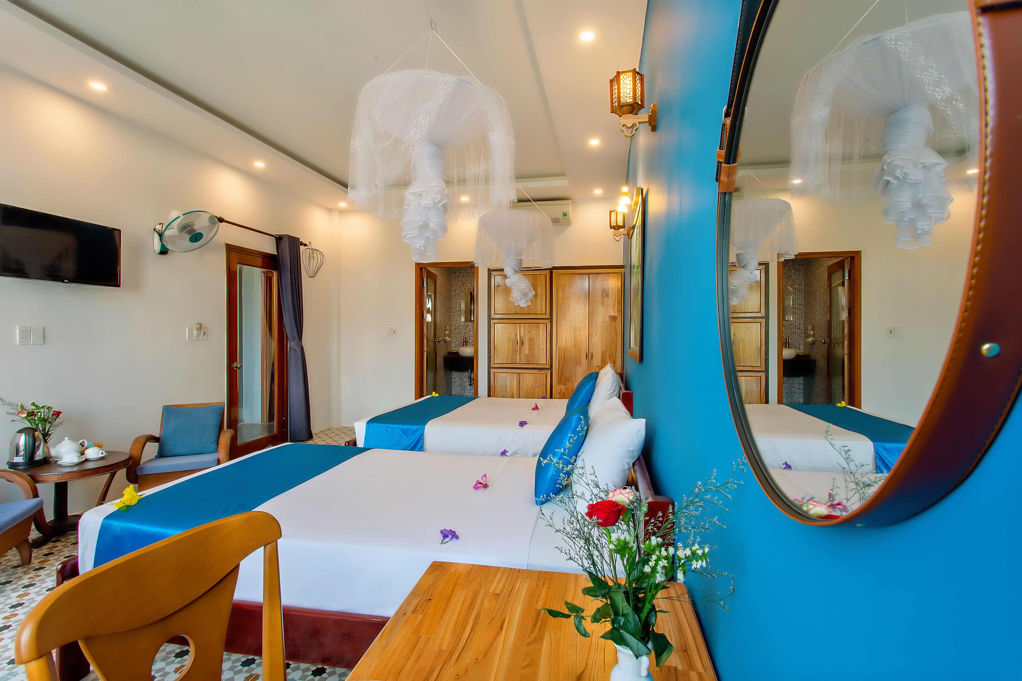 minibar, desk, free wifi