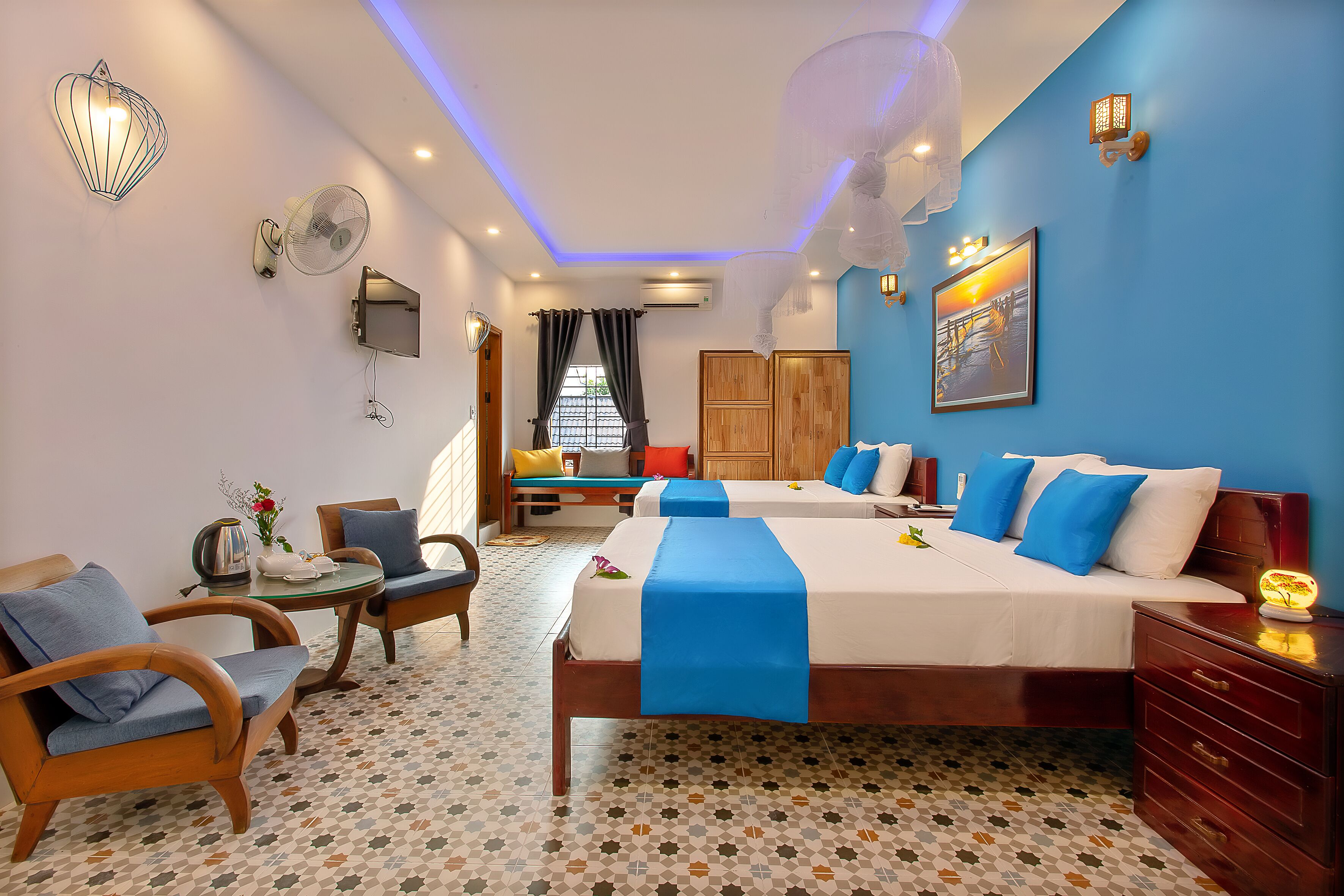 minibar, desk, free wifi