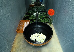 룸 (Village Retreat) | 욕실 | 샤워 시설, 무료 세면용품, 헤어드라이어, 슬리퍼