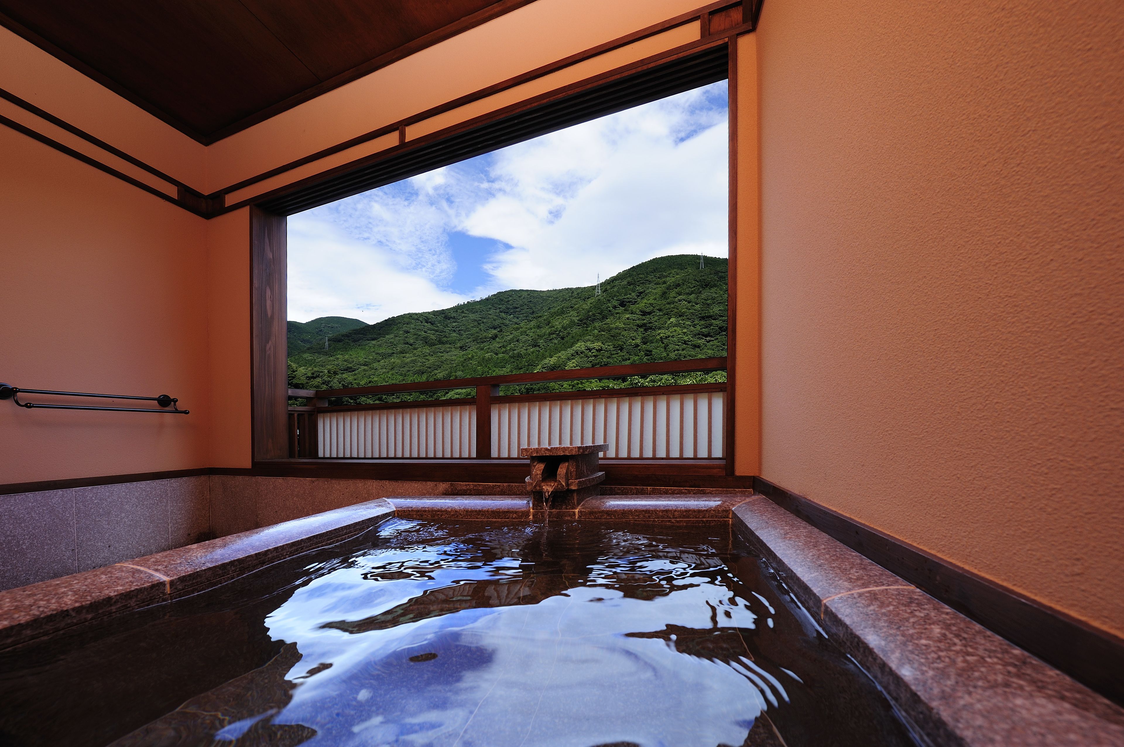 Deep-soaking bathtub