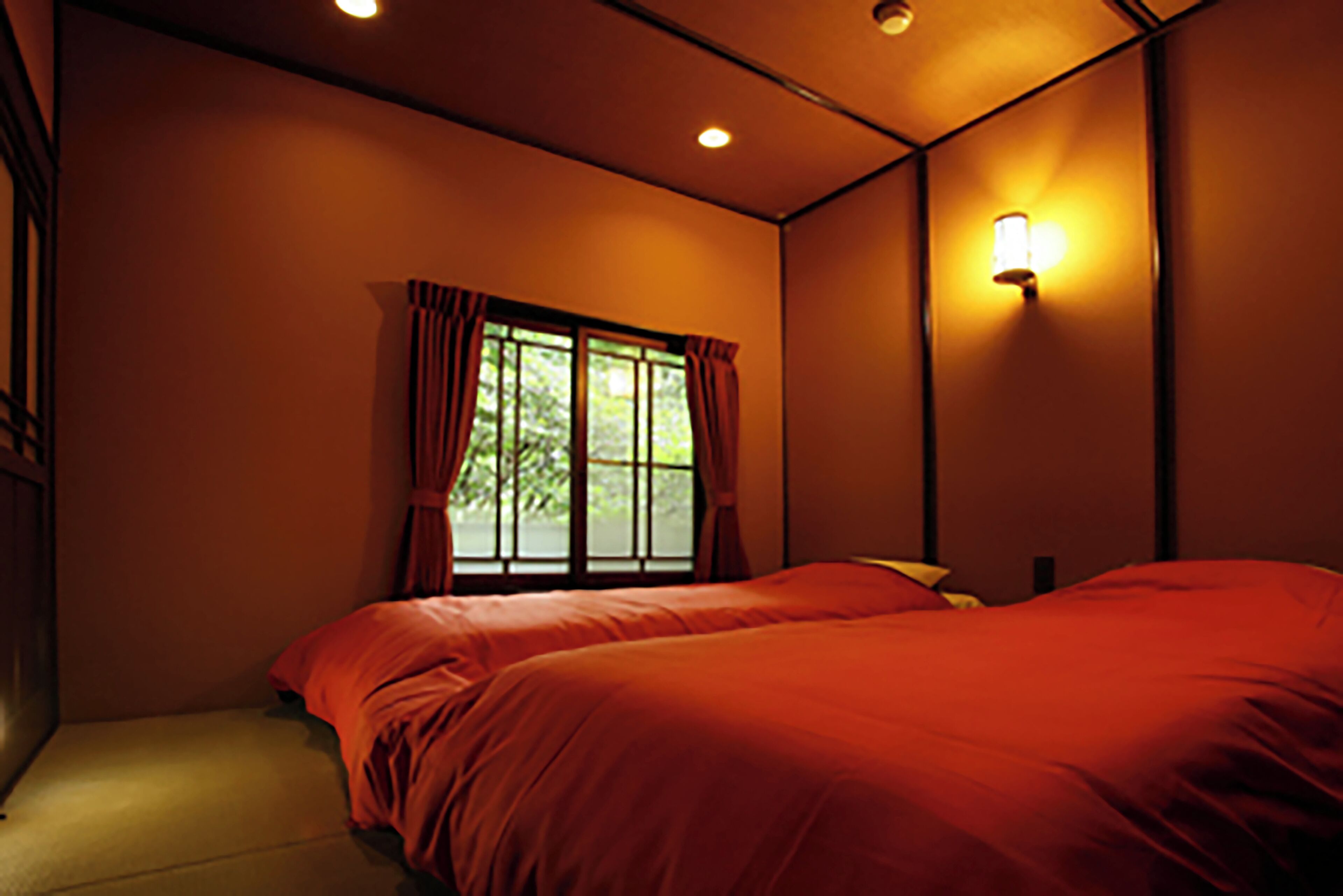 Minibar, in-room safe, desk, bed sheets