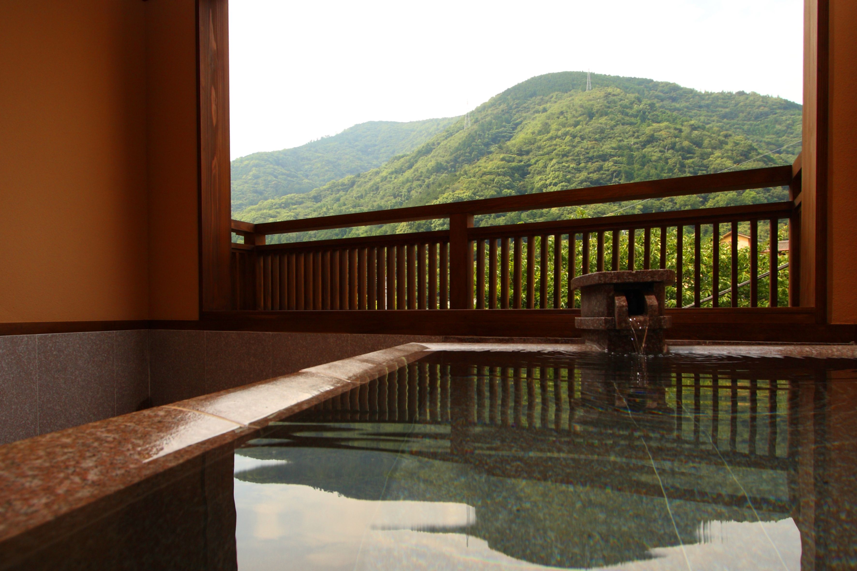 Deep soaking bathtub