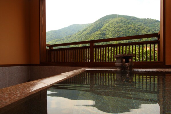 Deep-soaking bathtub