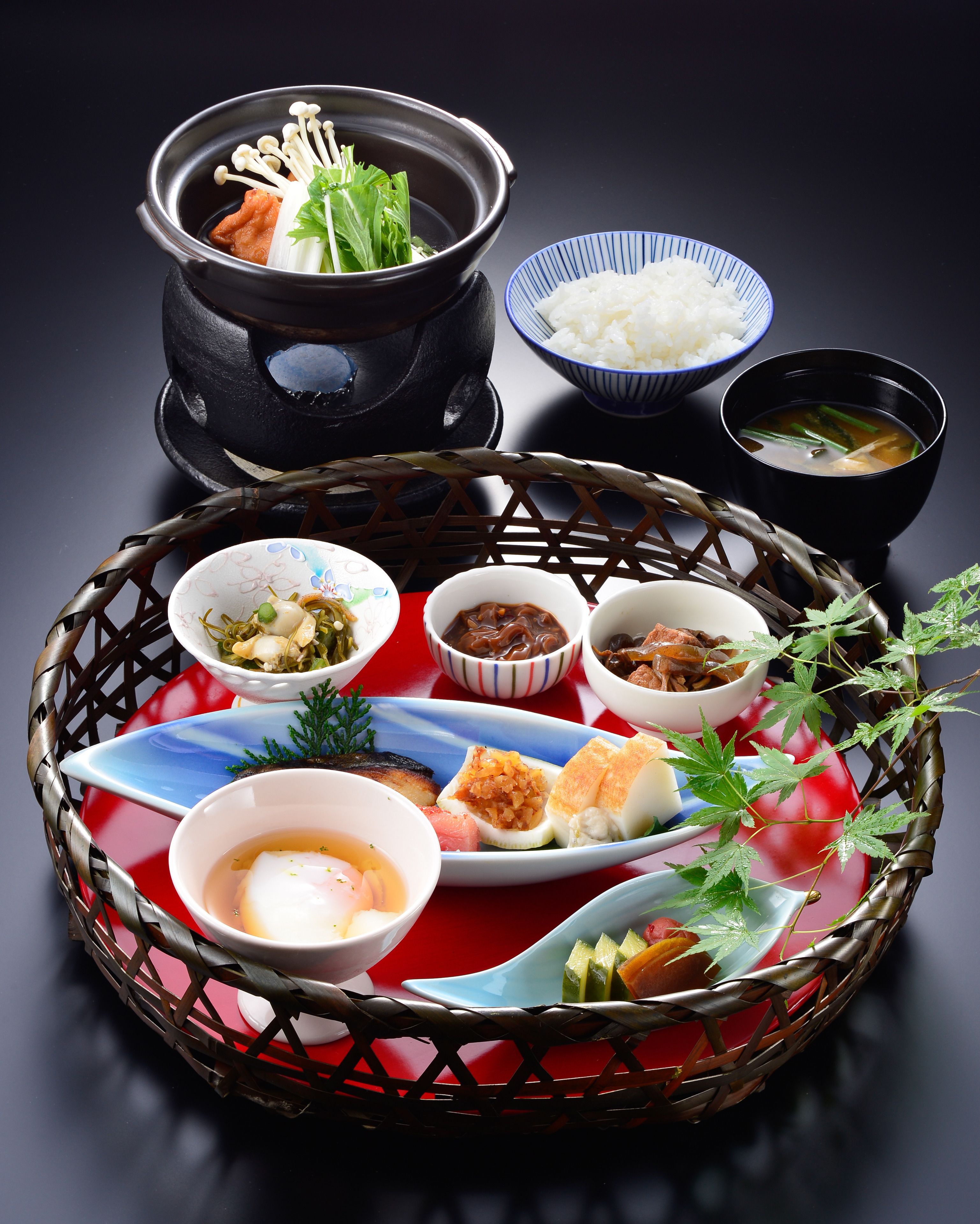 Minibar, in-room safe, desk, bed sheets