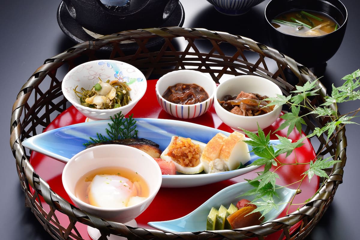 Frigobar, cofres nos quartos, escrivaninha, roupa de cama