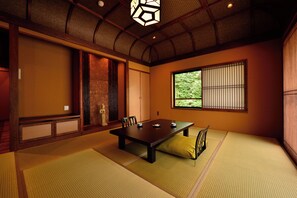 Down comforters, minibar, in-room safe, individually decorated - Yaeikan (Hakone)