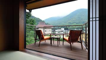 Minibar, in-room safe, desk, bed sheets