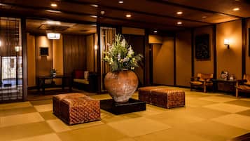 高級客房, 共用浴室, 河景 (Seseragi no ma New Year Limited) | 迷你吧、客房內保險箱、書桌、床單
