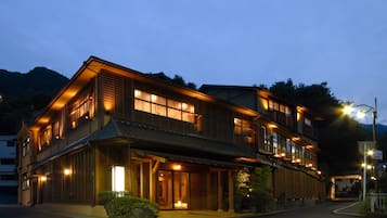 迷你吧、房內夾萬、書桌、床單