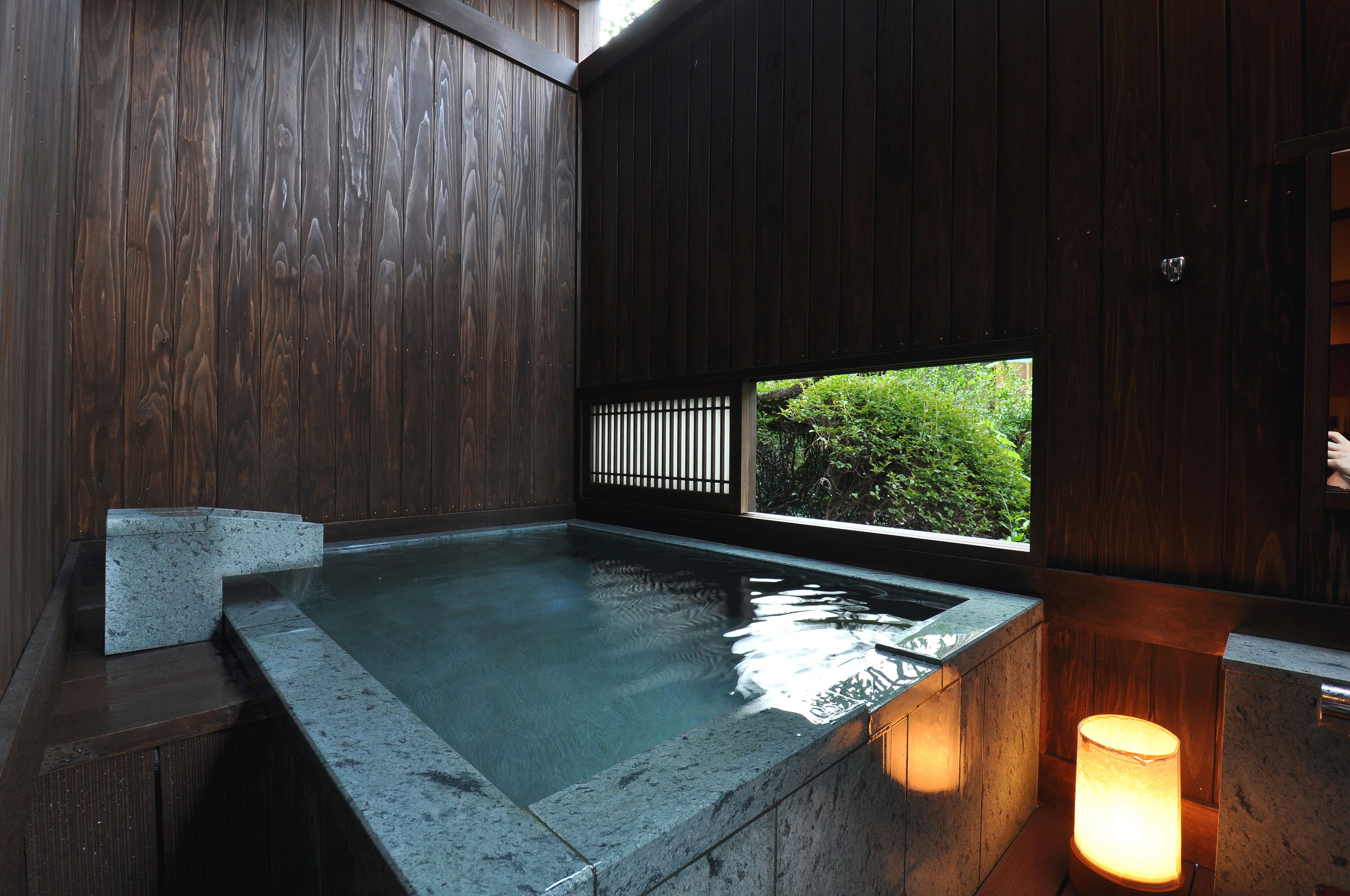 Deep-soaking bathtub