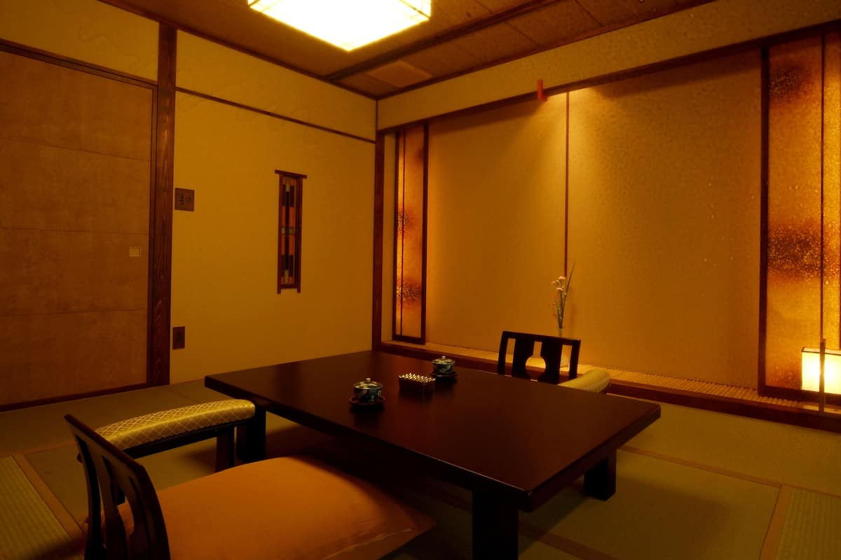 Frigobar, cofres nos quartos, escrivaninha, roupa de cama