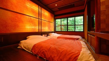 Minibar, in-room safe, desk, bed sheets