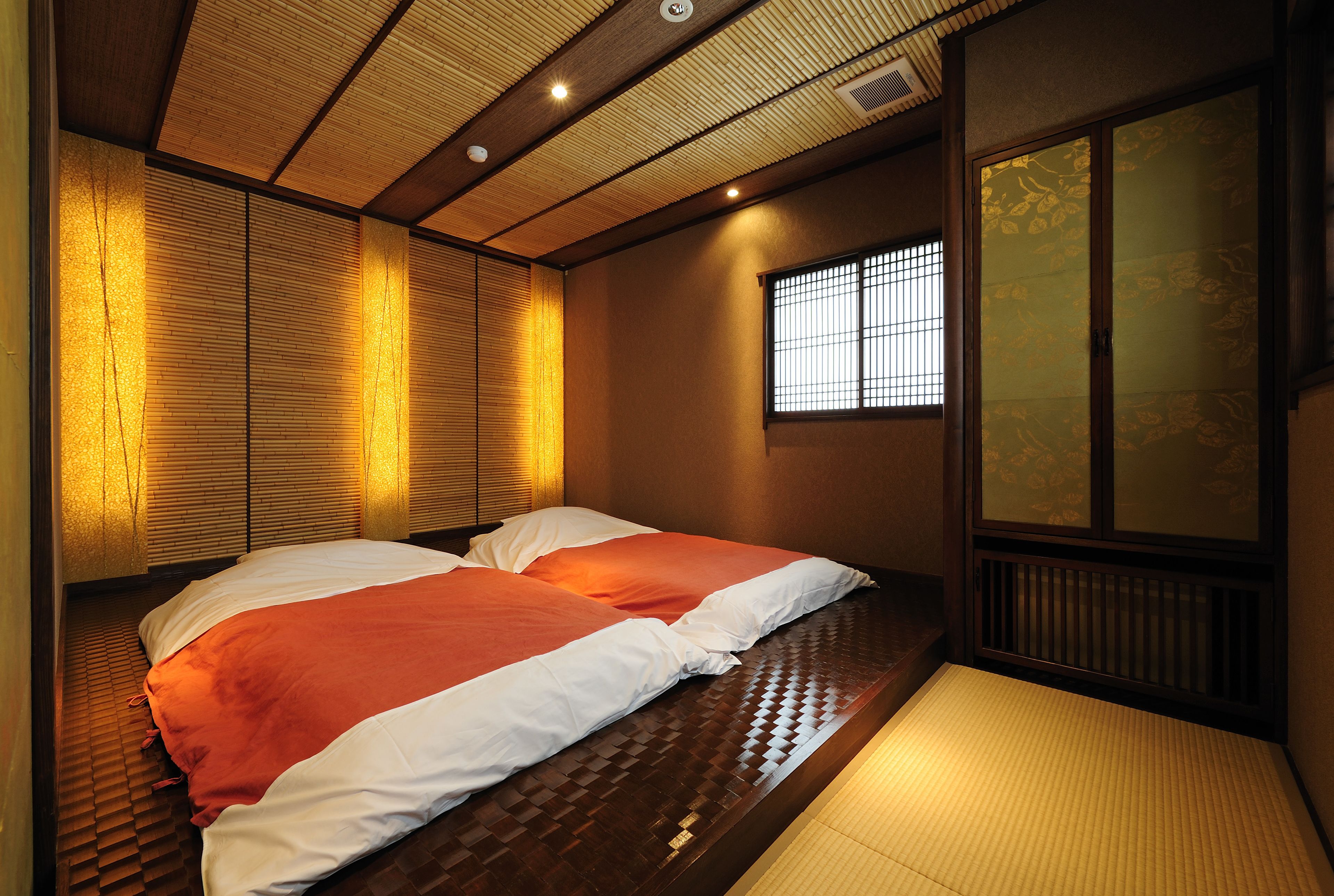 迷你吧、客房内保险箱、办公桌、床单