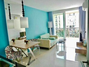 Condo Deluxe, 1 phòng ngủ, quang cảnh hồ bơi, cao tầng | Phòng khách | TV LCD 