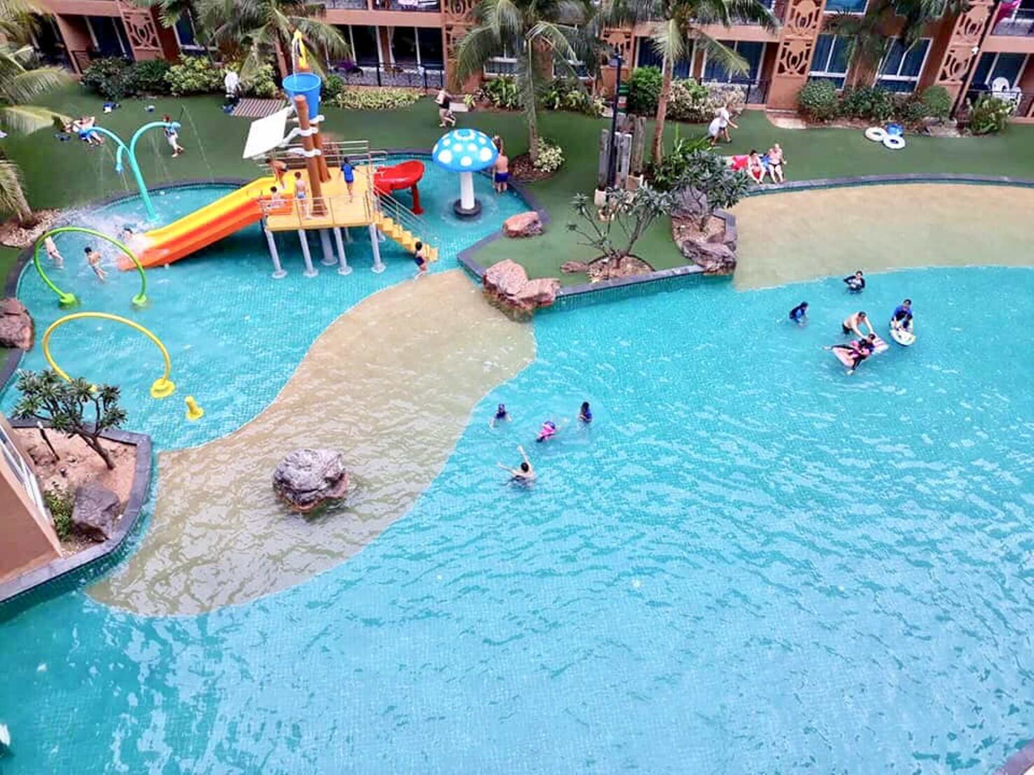 Een buitenzwembad, een verwarmd zwembad, ligstoelen bij het zwembad